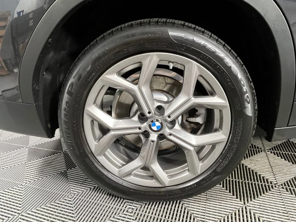 Used 2024 Gray BMW xDrive30i image 13