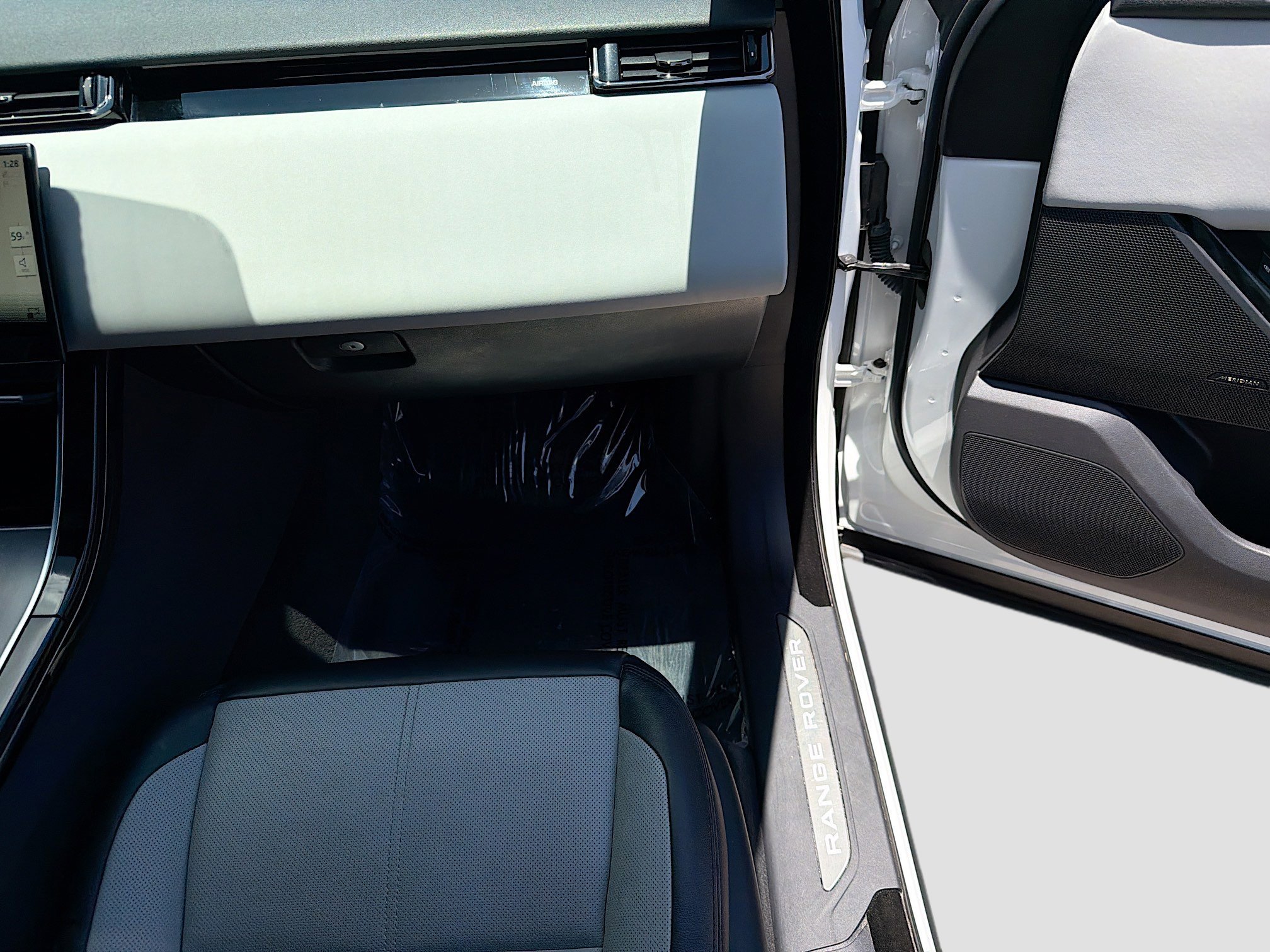 Certified Used 2024 Fuji White Land Rover Dynamic SE image 17