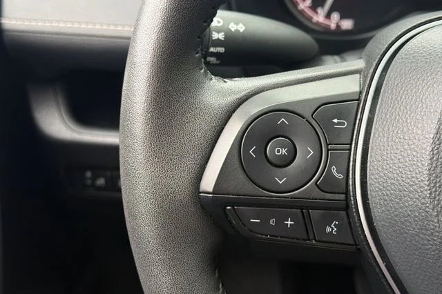 2025 Toyota RAV4 XLE - Photo 28