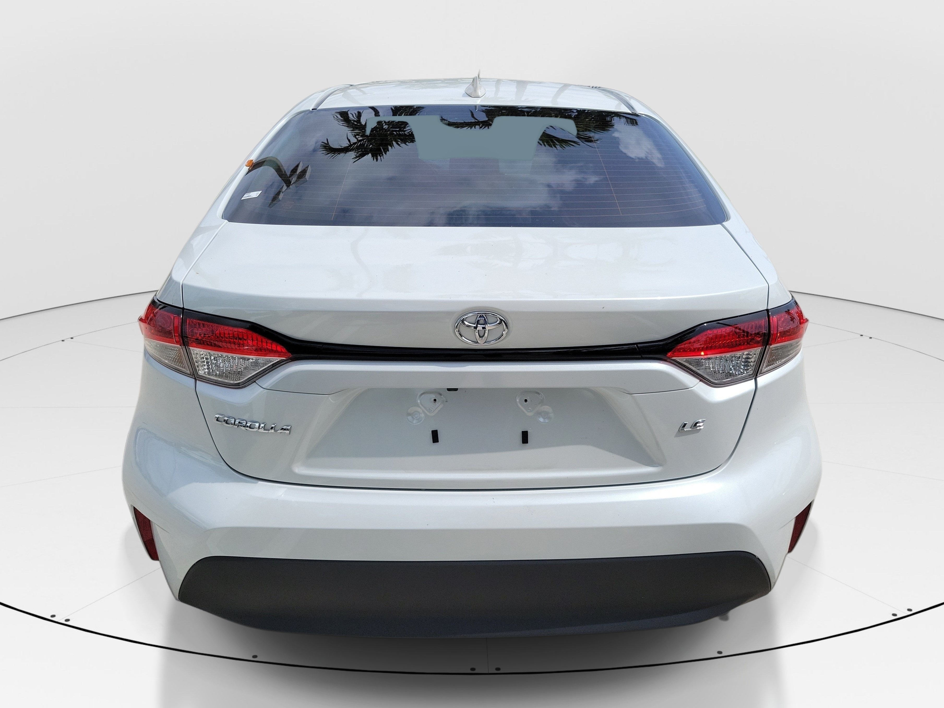 Used 2025 Pearl Toyota LE image 6