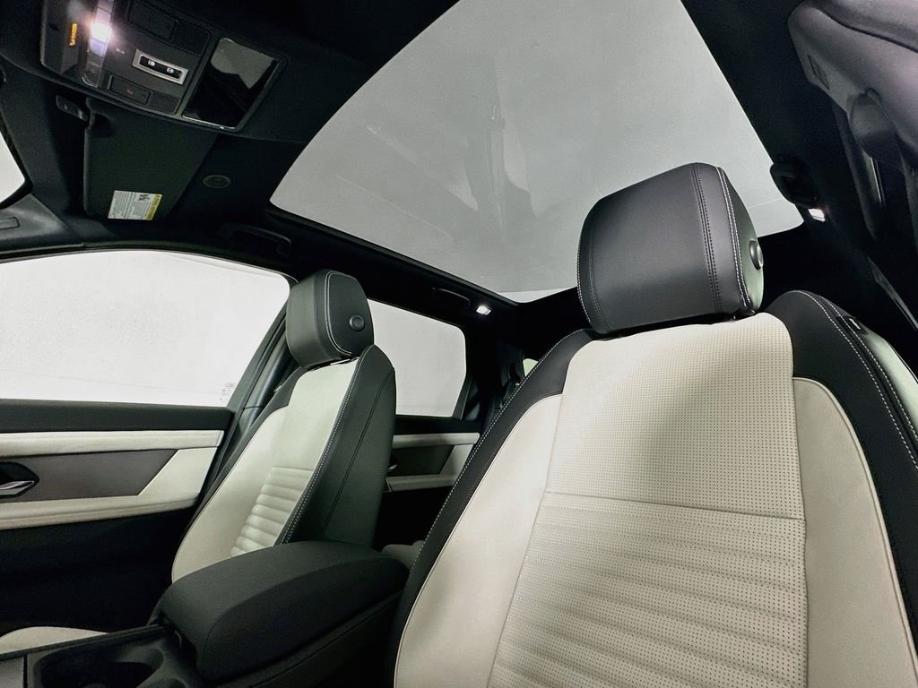 Used 2025  Land Rover SE image 16