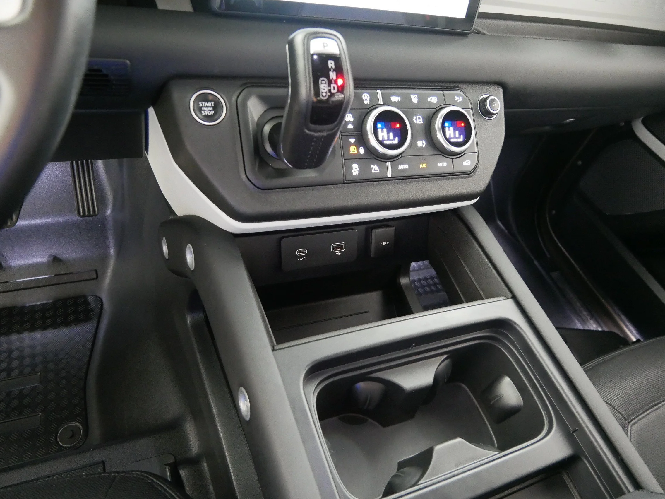 Used 2024 BRONZE Land Rover X-Dynamic SE image 24
