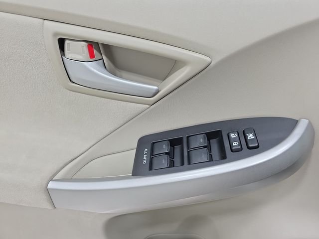 Used 2010 White Toyota II image 26