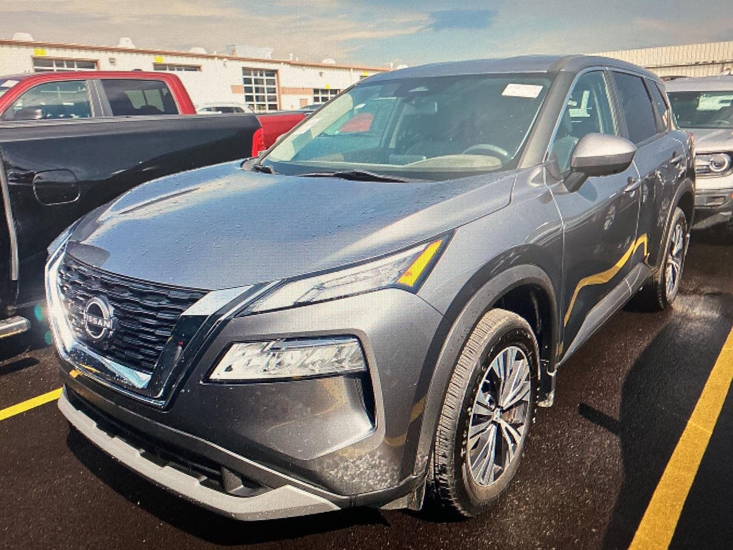 Used 2023 Gun Metallic Nissan SV image 3