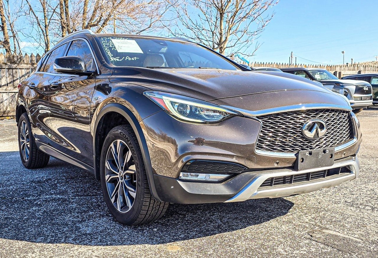 2017 INFINITI QX30 Premium