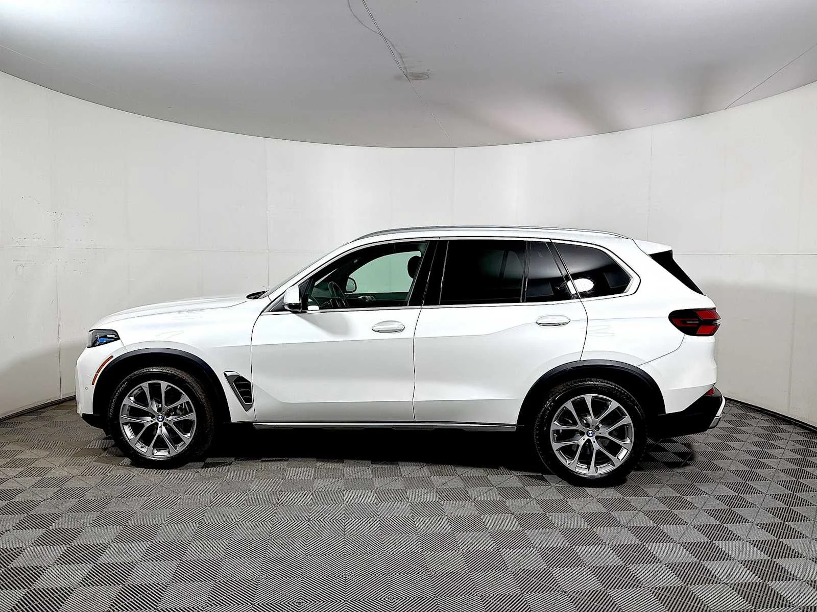 Certified Used 2024 Mineral White Metallic BMW xDrive40i image 4