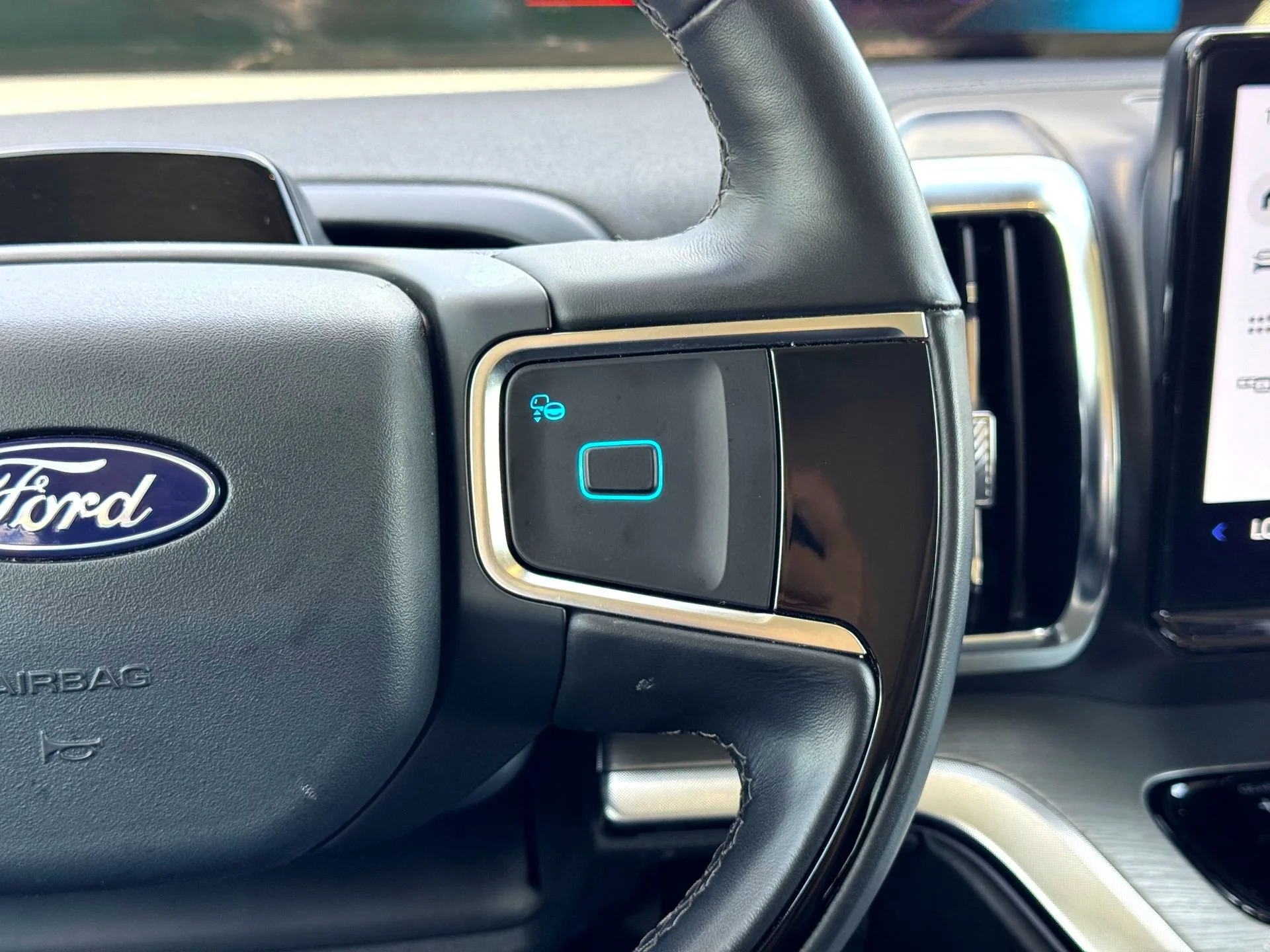 Used 2025  Ford Platinum image 26