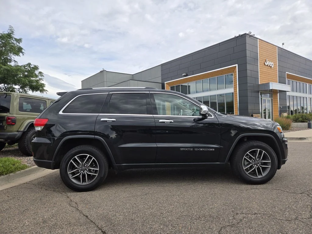 Used 2019 Diamond Black Jeep Limited image 4