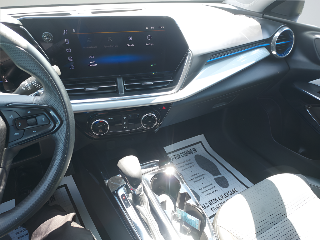 Used 2025 White Chevrolet LT image 15
