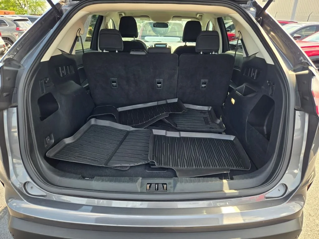 Used 2022 Gray Ford SE image 11