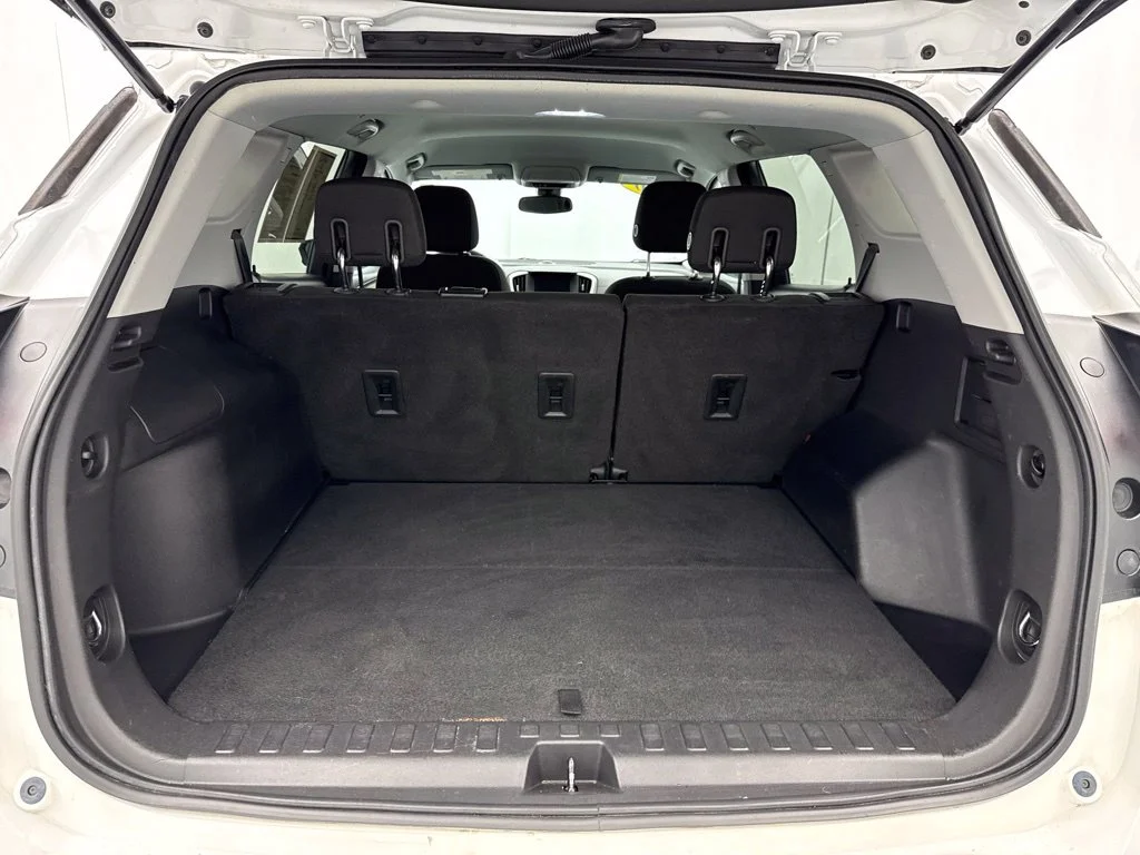 Used 2020 White GMC SLE image 9