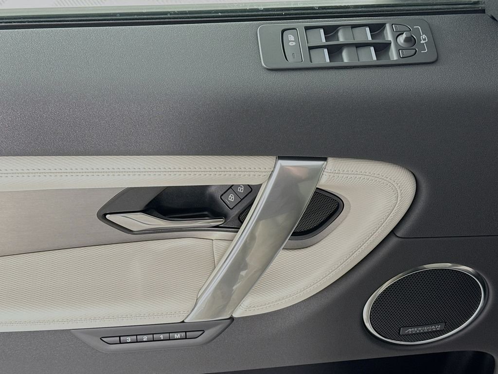 New 2025 Hakuba Silver LAND ROVER Dynamic SE image 19