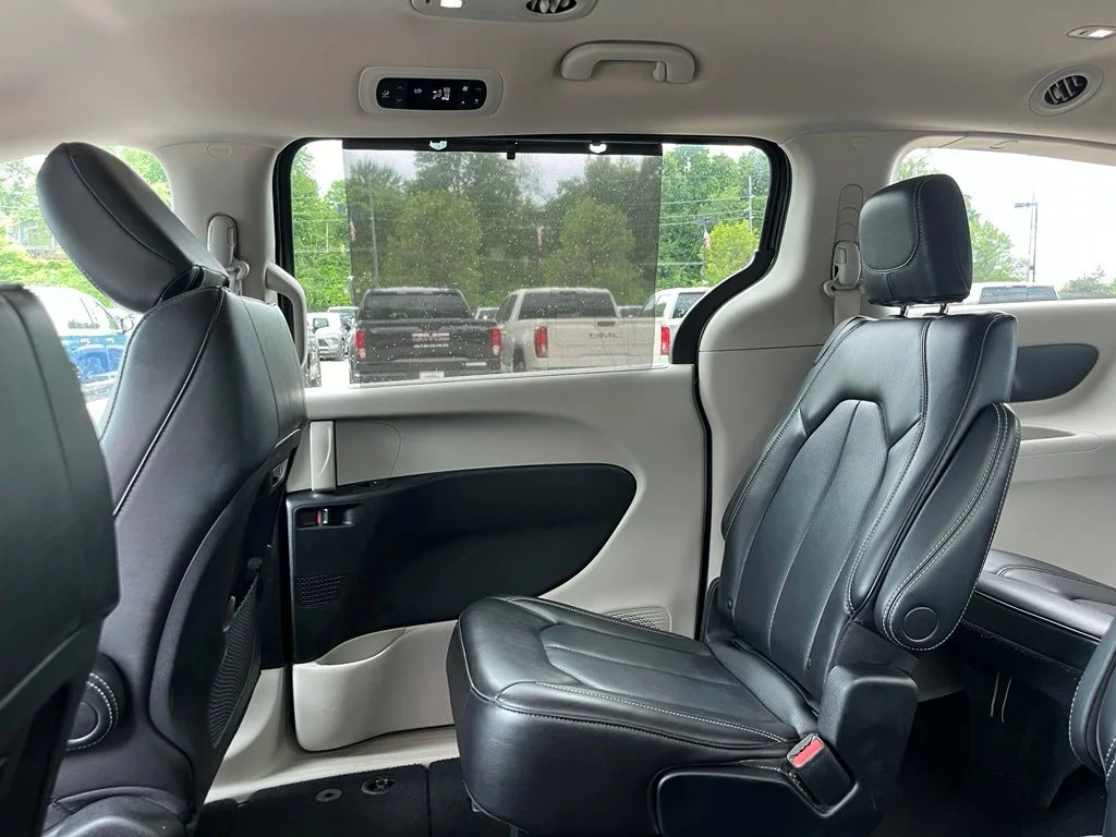 Used 2023 Crystal Metallic Chrysler Touring L image 23