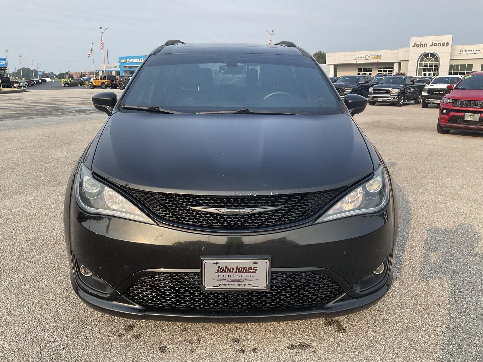 Used 2019 Brilliant Black Crystal Pearlcoat Chrysler Touring L Plus image 2