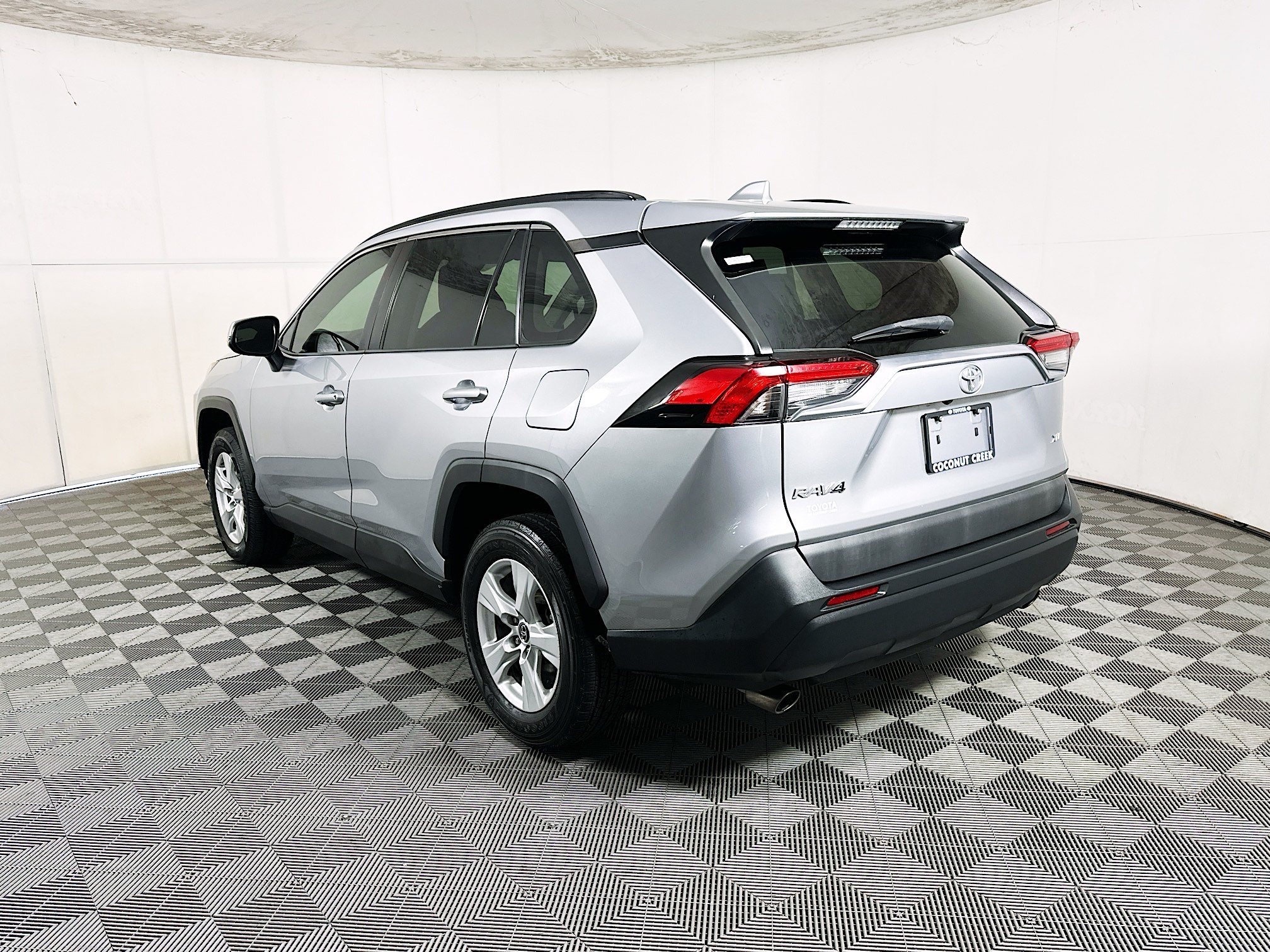 Used 2020 Silver Sky Metallic Toyota XLE image 5