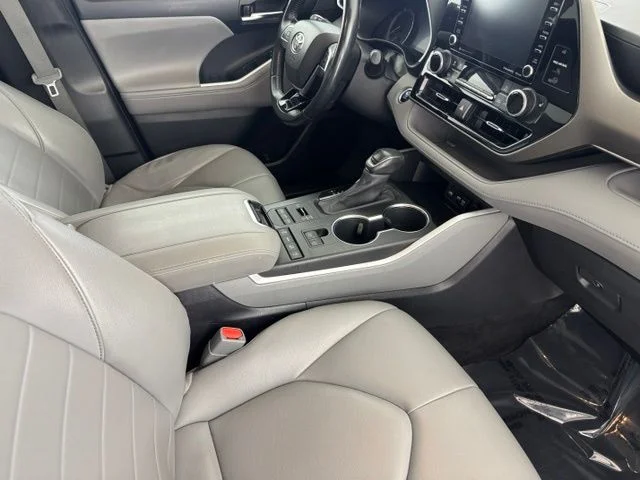 Used 2020 Gray Toyota XLE image 29