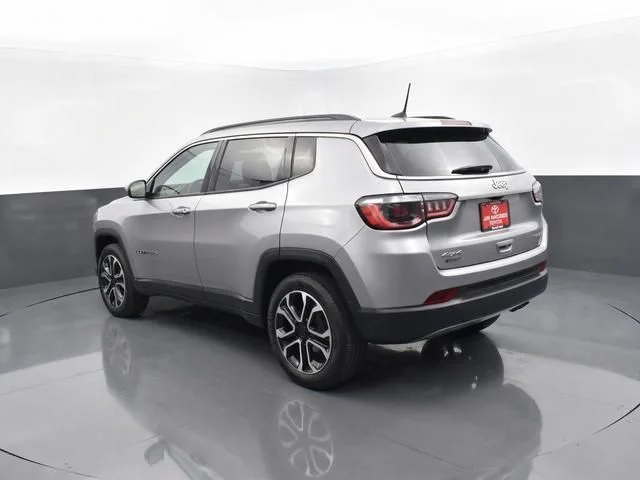Used 2024  Jeep Limited image 7
