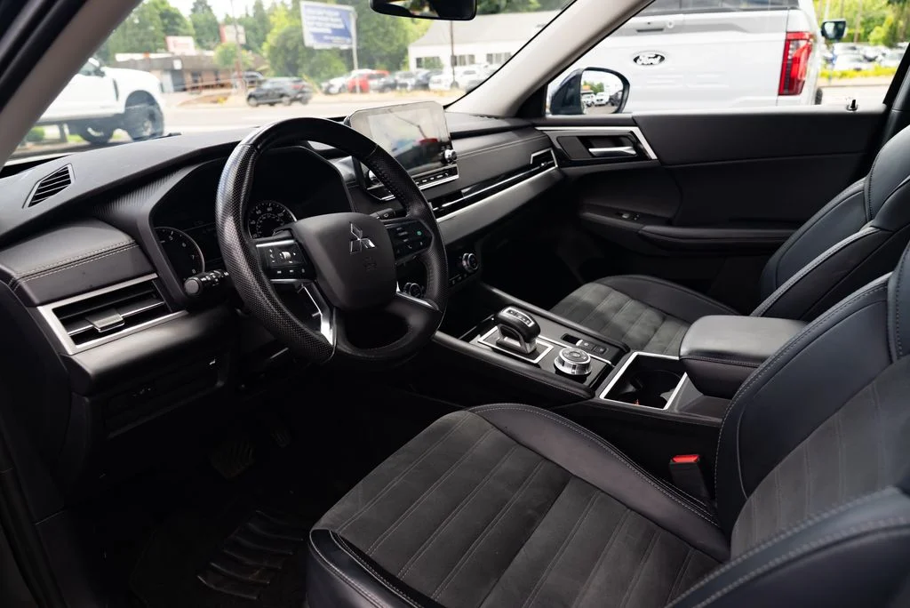 Used 2024 Black Mitsubishi SE image 18