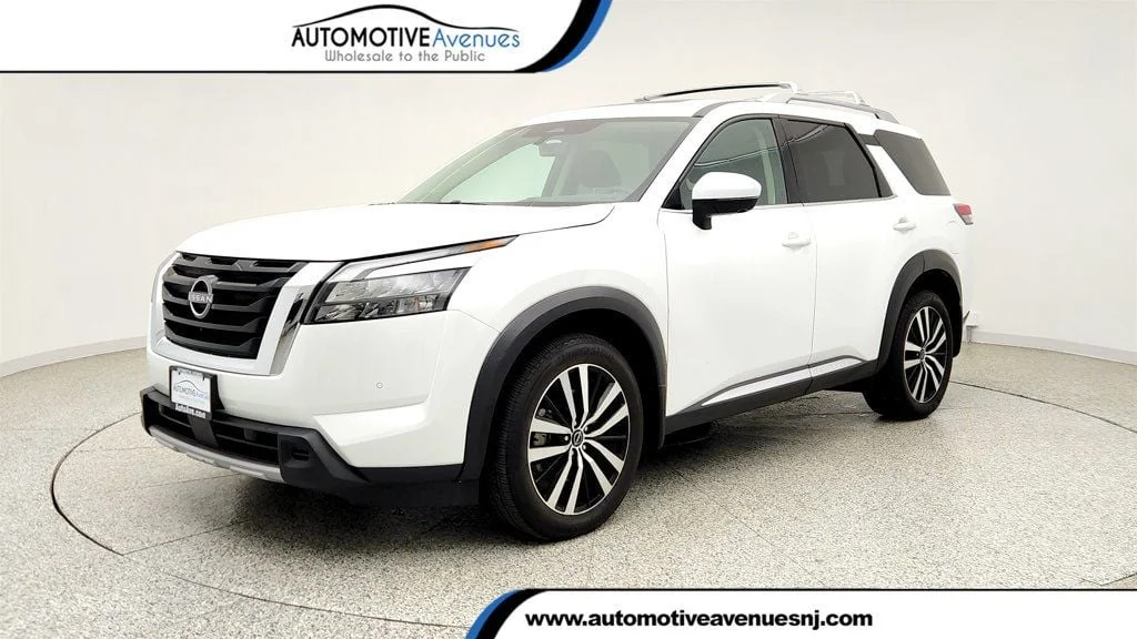 2025 Nissan Pathfinder Platinum 4WD's photo