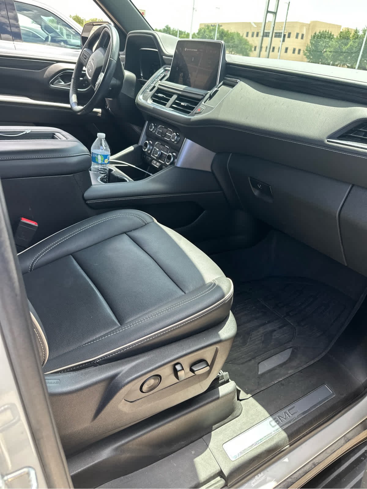Used 2022 White Frost Tricoat GMC SLT image 4