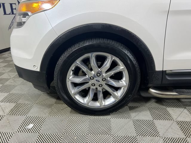 Used 2012 White Ford Limited image 25