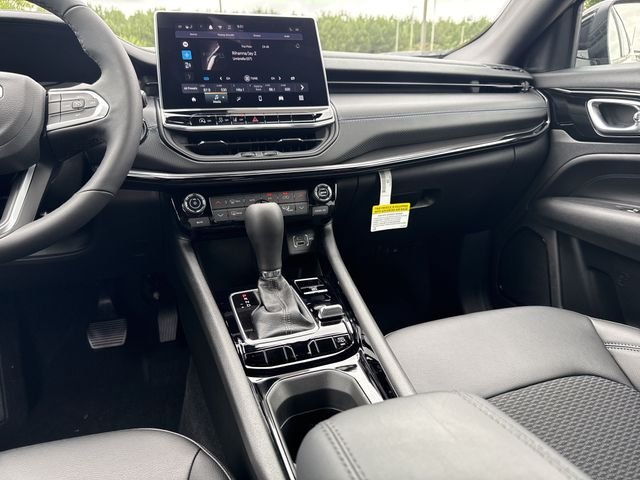 New 2026 White/off-white Jeep Latitude image 28
