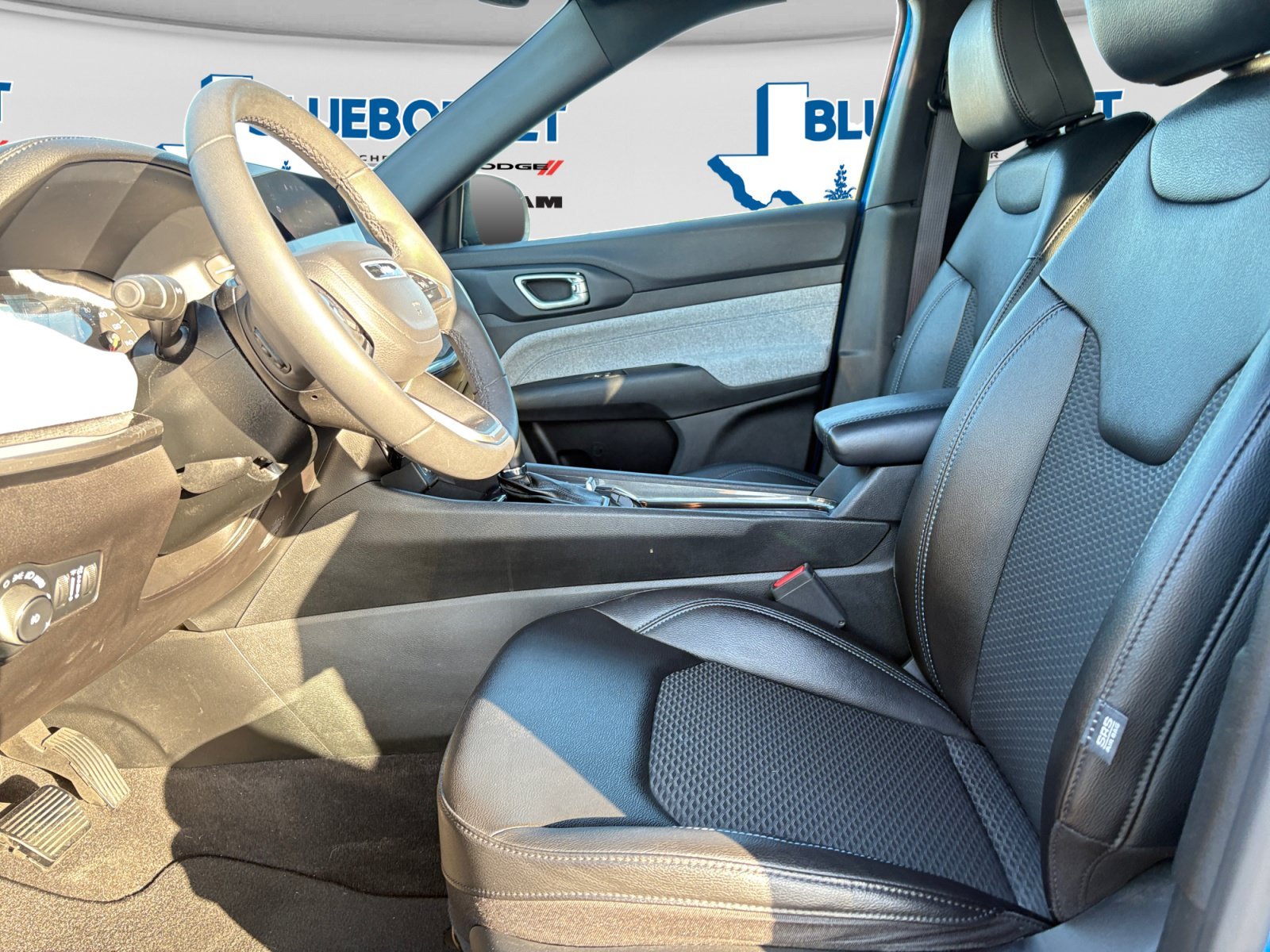 Used 2024 Hydro Blue Pearlcoat Jeep Latitude image 11