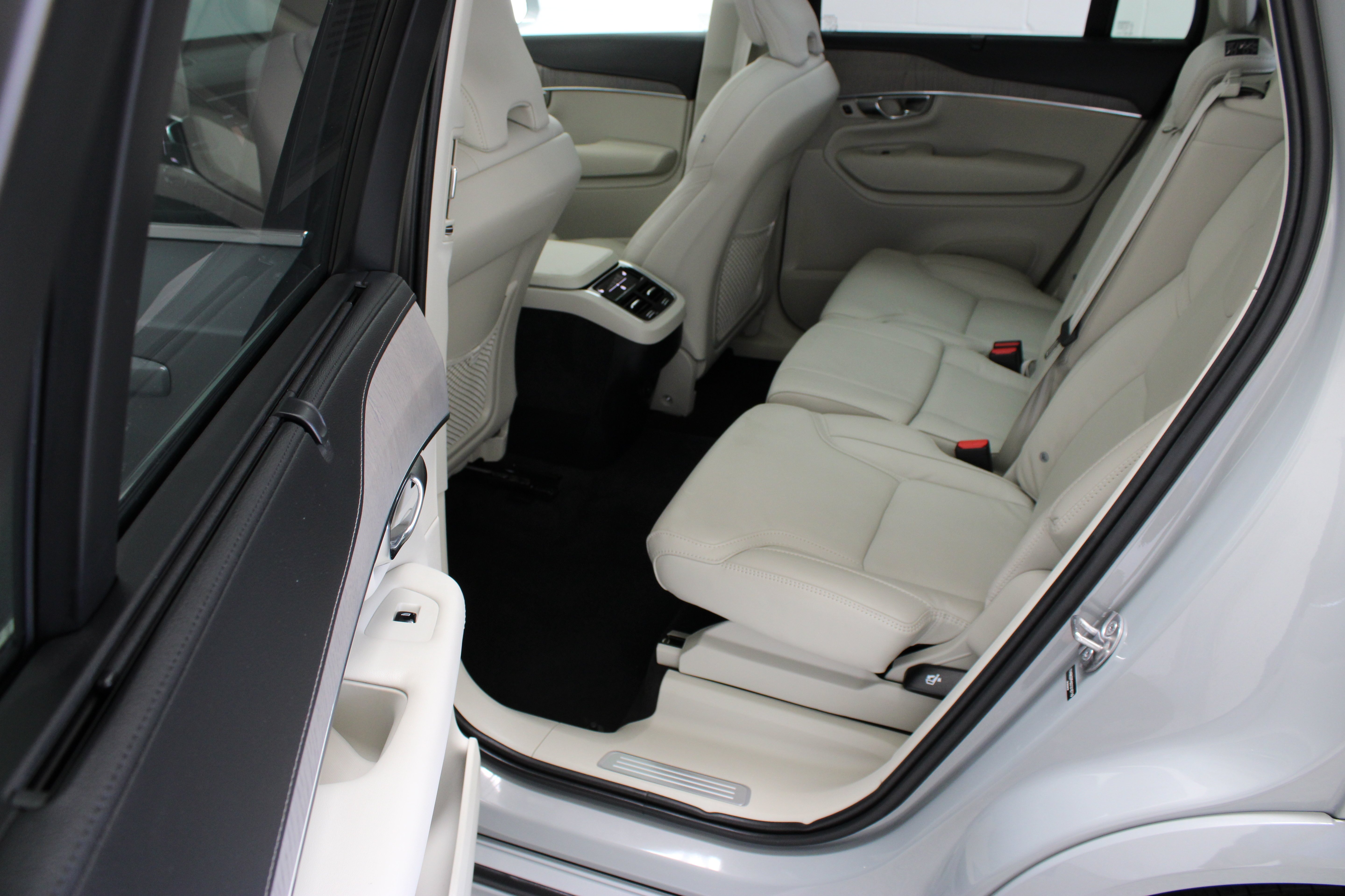 Used 2025 Vapour Grey Metallic Volvo Ultra 2.0T/Electric image 29