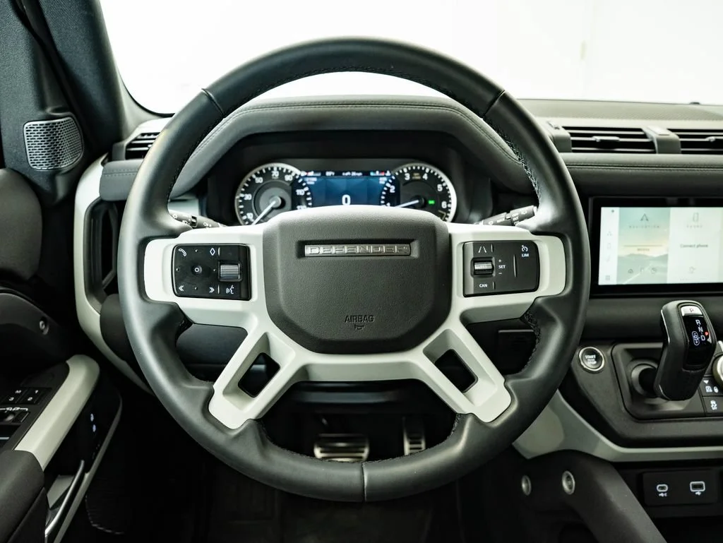 Used 2023 Black Land Rover S image 39