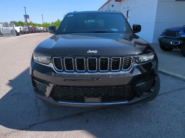 New 2026 Diamond Black Crystal Pearl-Coat Exterior Paint Jeep Laredo X image 4