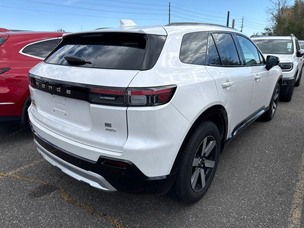 Used 2024 Snowfall Pearl Honda Touring image 2