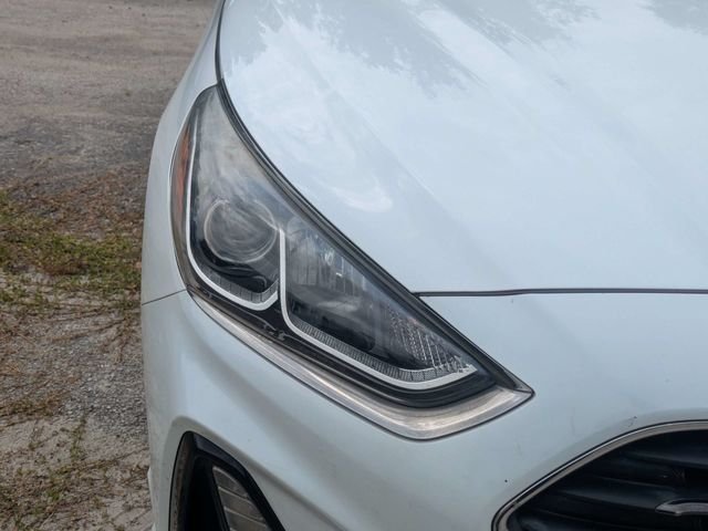 Used 2019 White Hyundai SE image 9