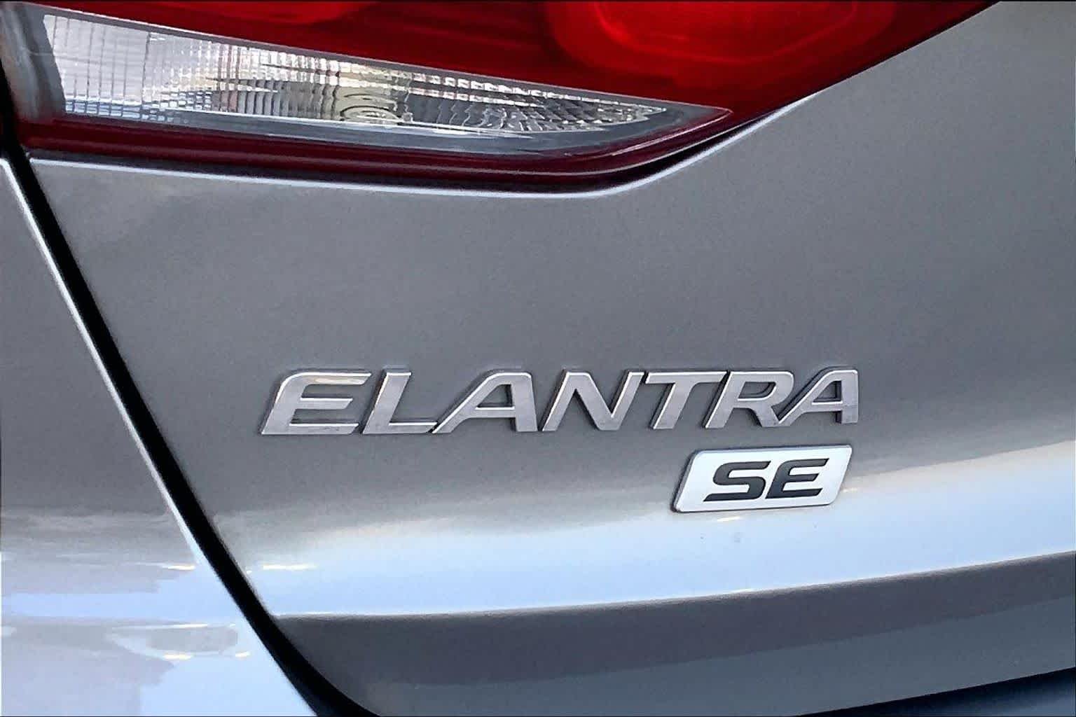Used 2018 Machine Gray Hyundai SE image 28