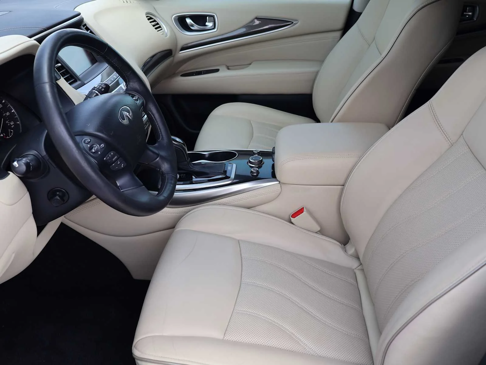 Used 2019 Majestic White INFINITI LUXE image 14