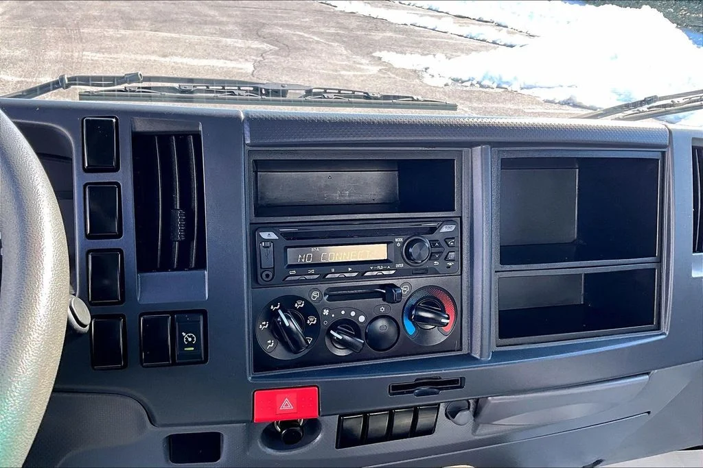 2022 Isuzu NRR - Photo 9