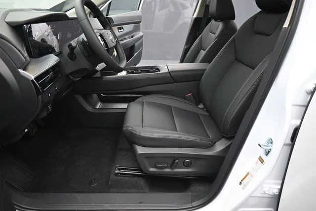 New 2026 Everest White Pearl TriCoat Nissan SL image 30