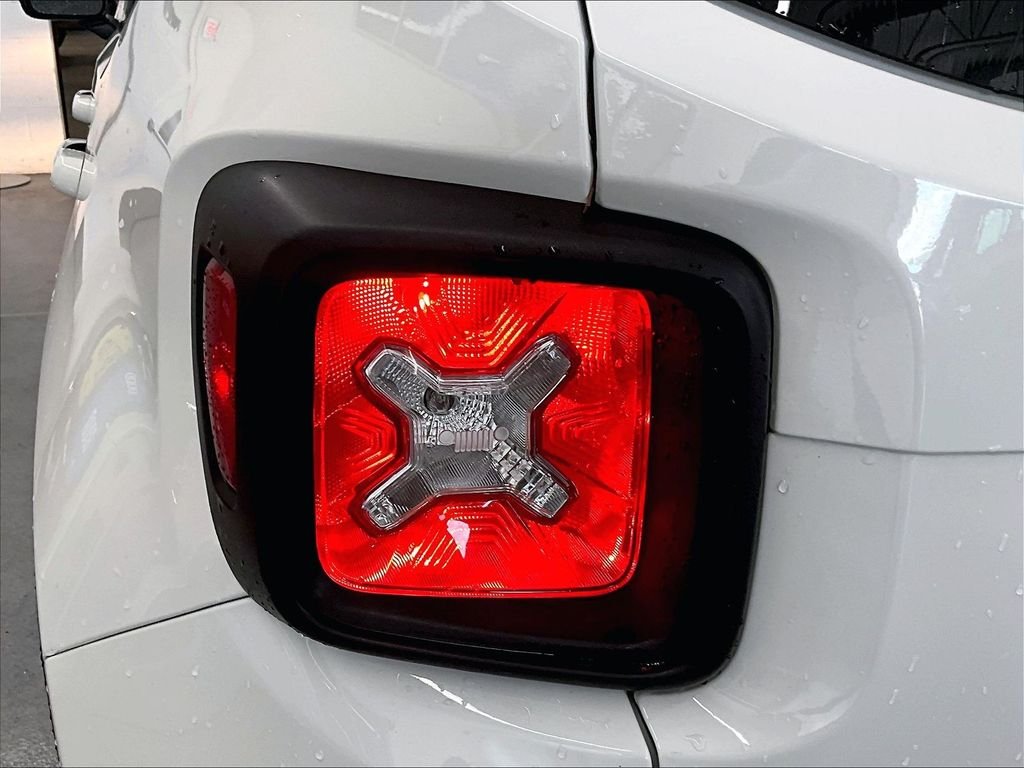 Used 2023 Alpine White Clearcoat Jeep Latitude image 31