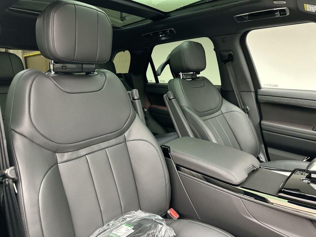 New 2026 Santorini Black Metallic Land Rover Dynamic SE image 6