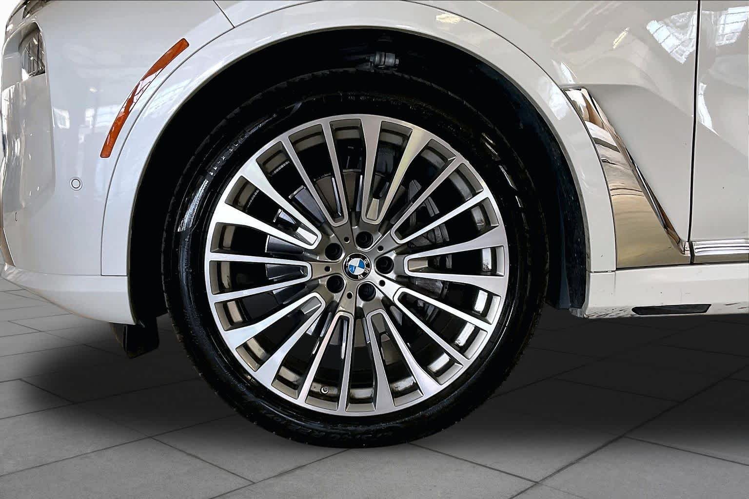 Used 2026 Mineral White Metallic BMW xDrive40i image 10