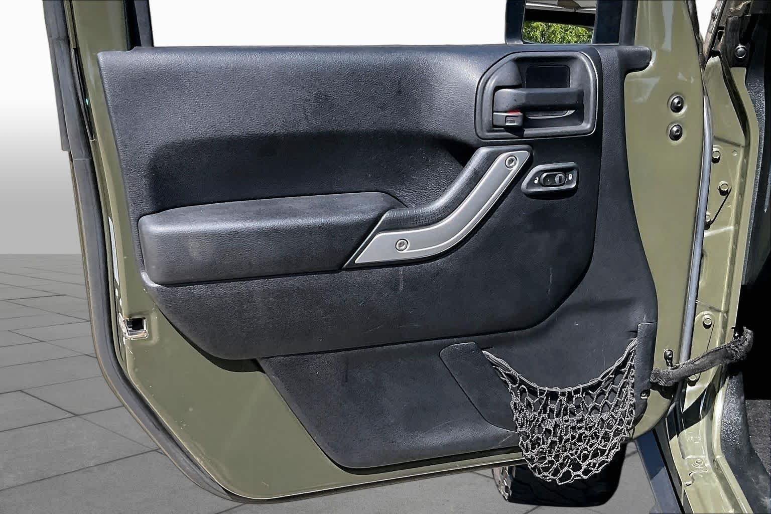 Used 2015 Tank Clearcoat Jeep Sahara image 20
