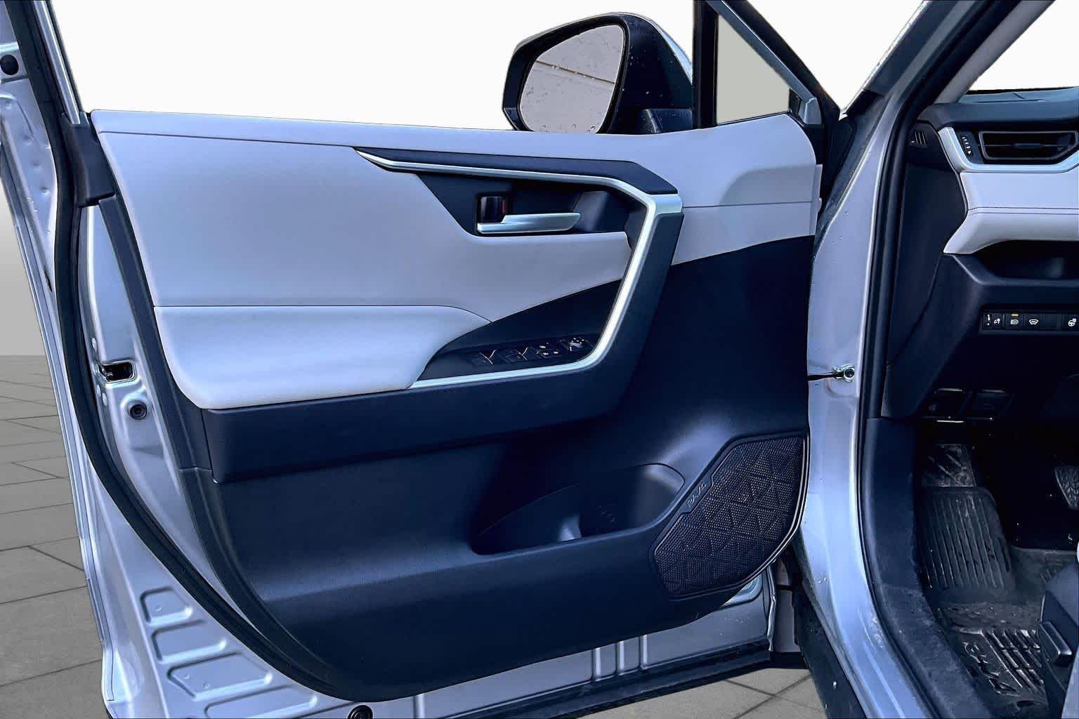 2025 Toyota RAV4 XLE - Photo 42