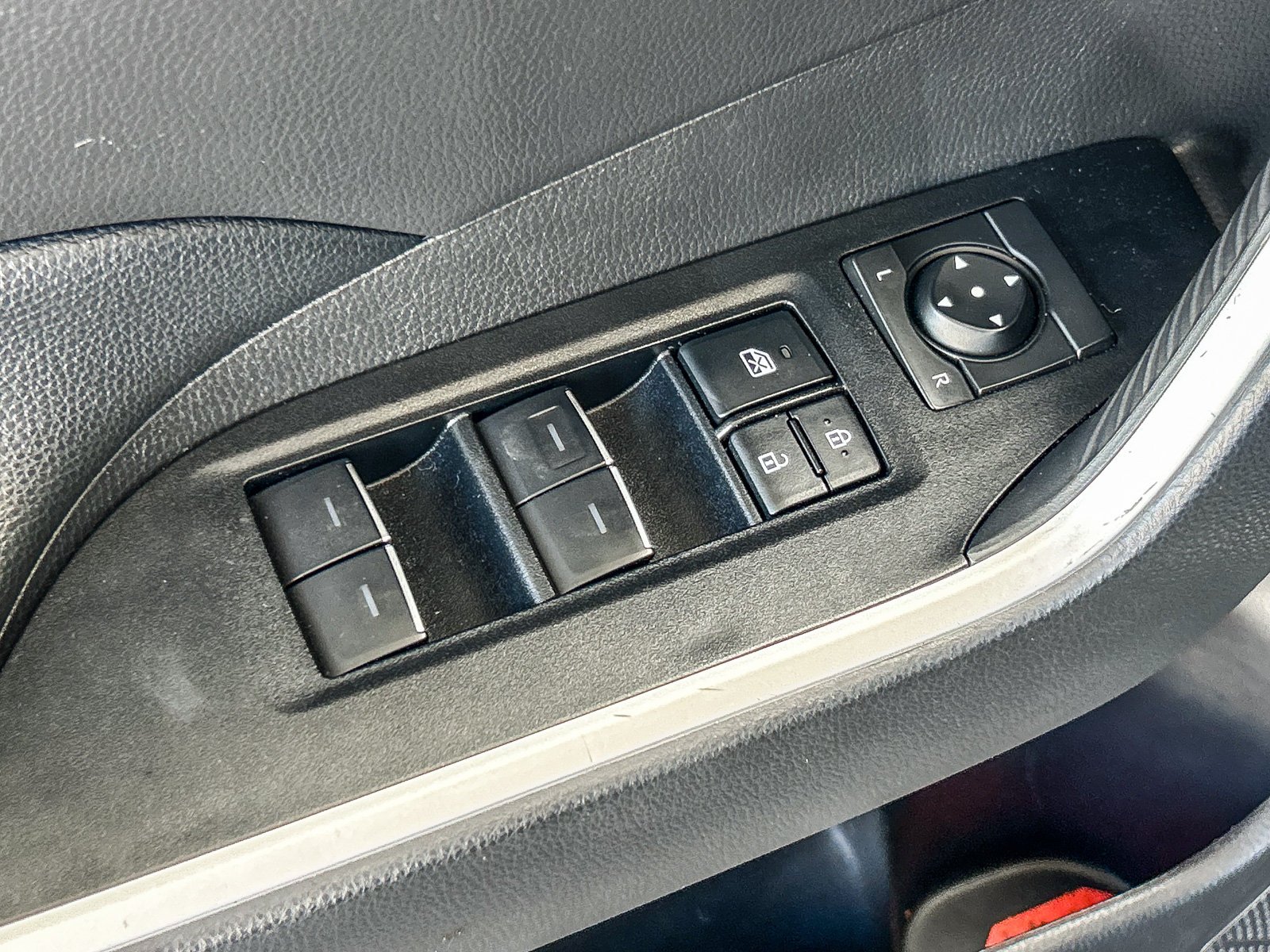 2025 Toyota RAV4 XLE - Photo 25