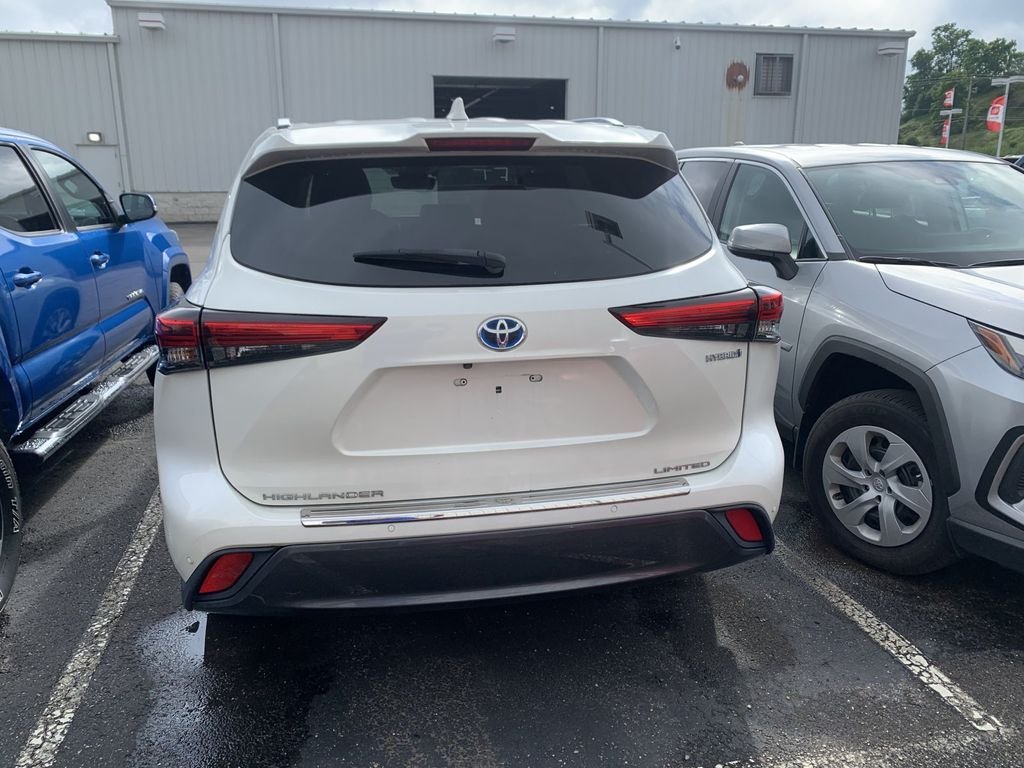 Used 2020 White Toyota XLE image 3