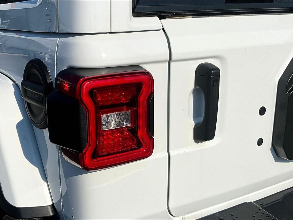 Used 2022 White Jeep Unlimited Sahara image 26