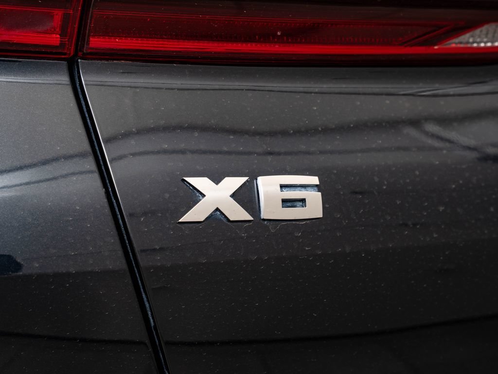 Used 2021 Black Sapphire Metallic BMW M50i image 18