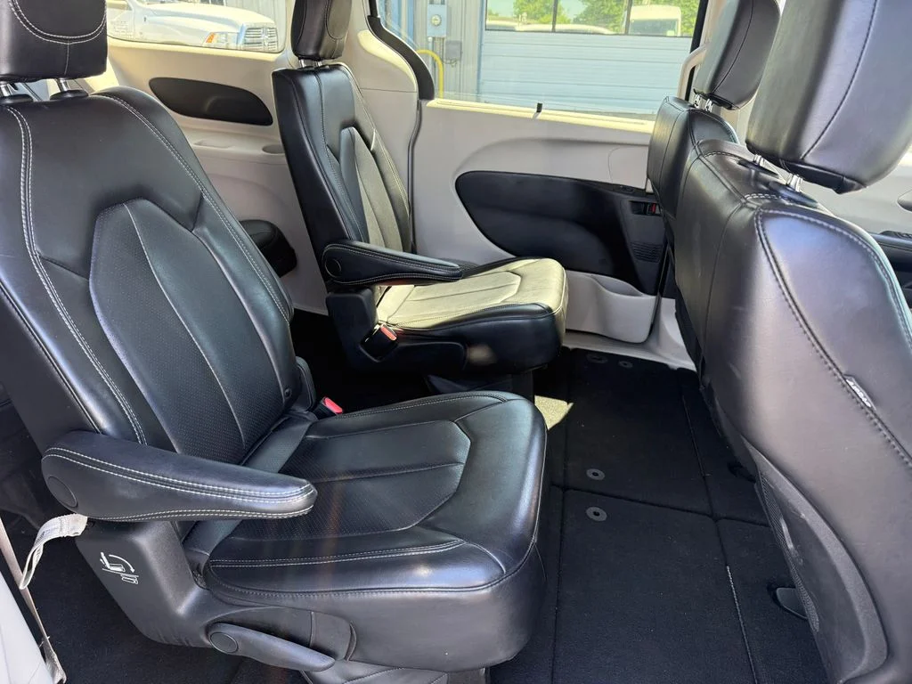 Used 2023 White Chrysler Touring L image 20