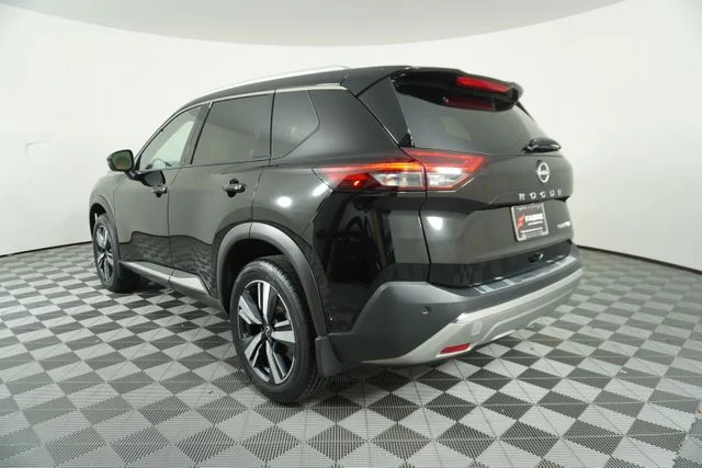 Used 2023 Black Nissan Platinum image 5
