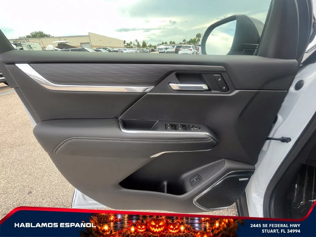 New 2027 Glacier White Tricoat GMC Elevation image 24