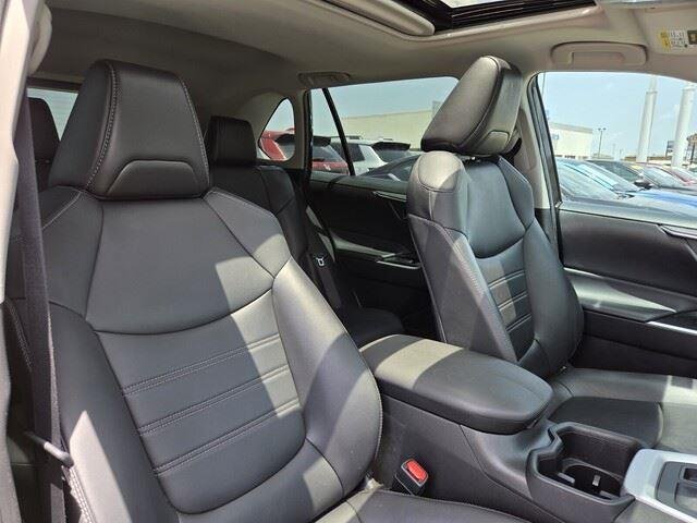 Used 2022 Midnight Black Metallic Toyota XLE Premium image 30