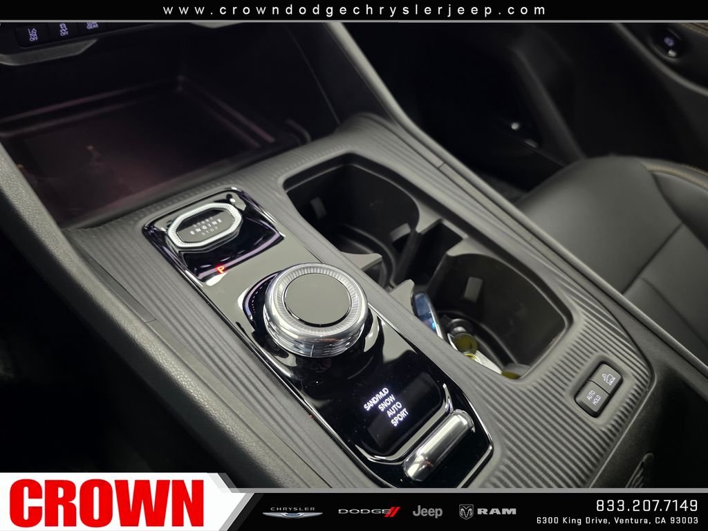 New 2026 Diamond Black Crystal Pearl-Coat Exterior Paint Jeep  image 17